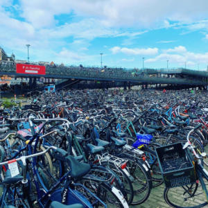 AMS2021-76La masse de vélos à Centraal Station